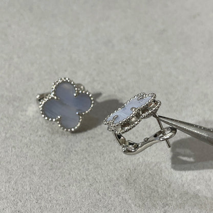 [Garvey ]CLOVER CHALCEDONY SILVER STUD EARRINGS