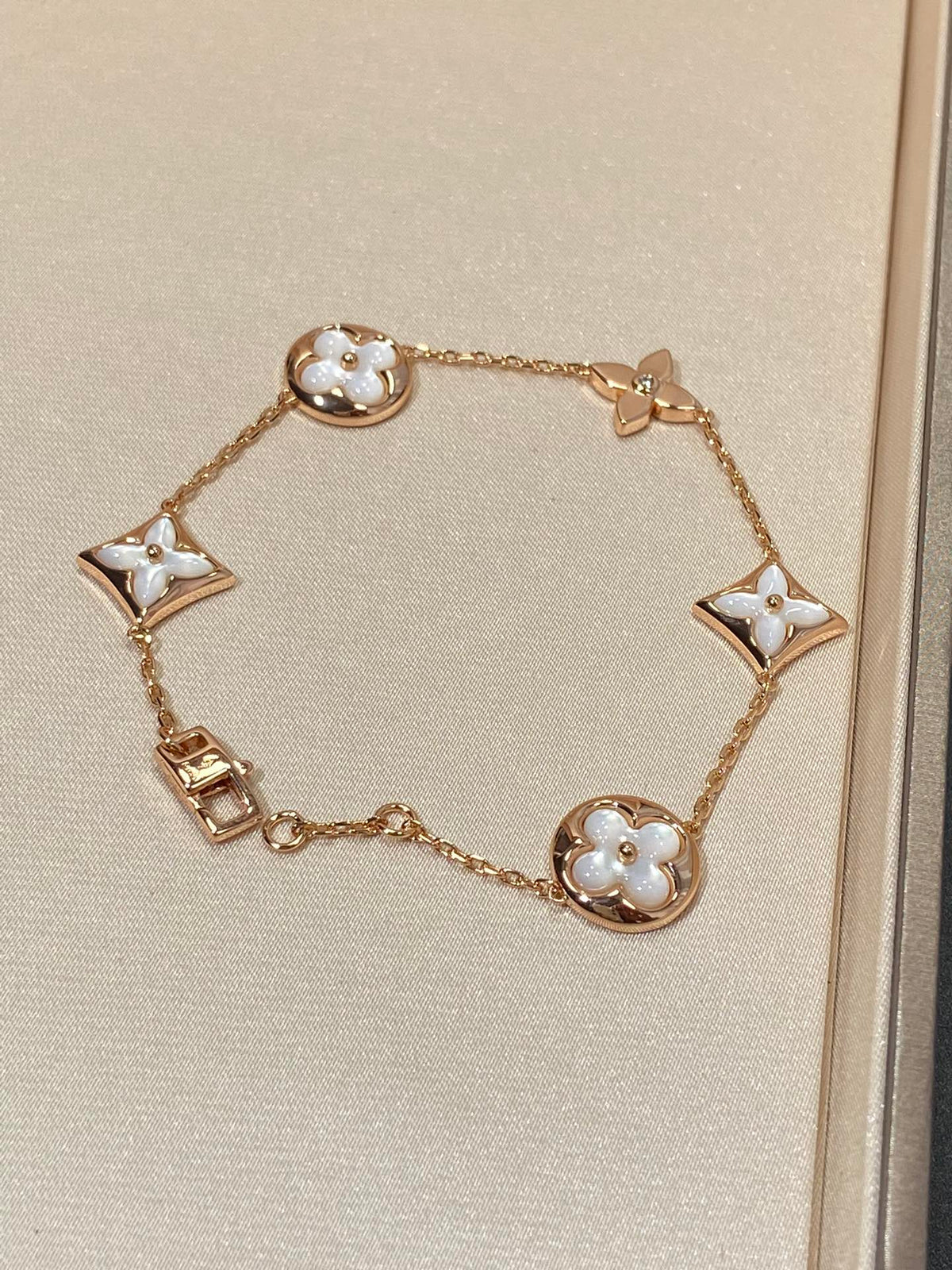[Garvey ]STAR AND SUN 5 MOTIF MOP PINK GOLD BRACELET