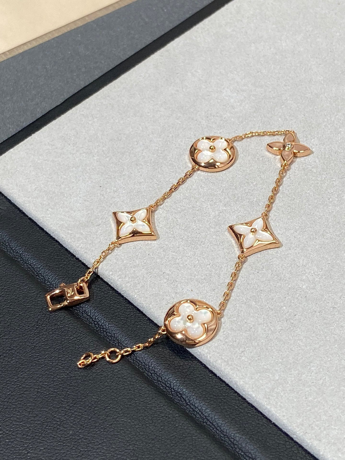 [Garvey ]STAR AND SUN 5 MOTIF MOP PINK GOLD BRACELET