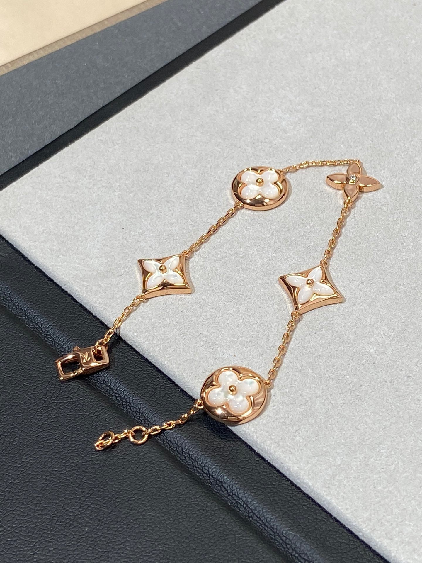 [Garvey]STAR AND SUN 5 MOTIF MOP ROSE GOLD BRACELET