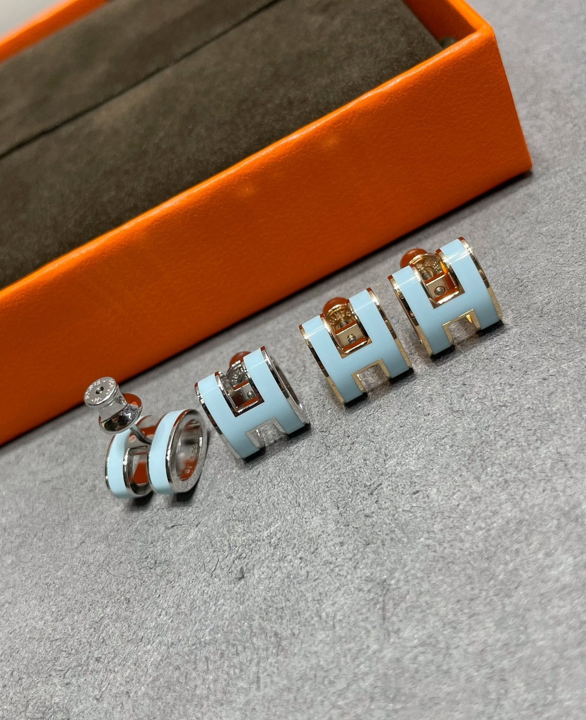 [Garvey ]POP H SKY BLUE STUD EARRINGS