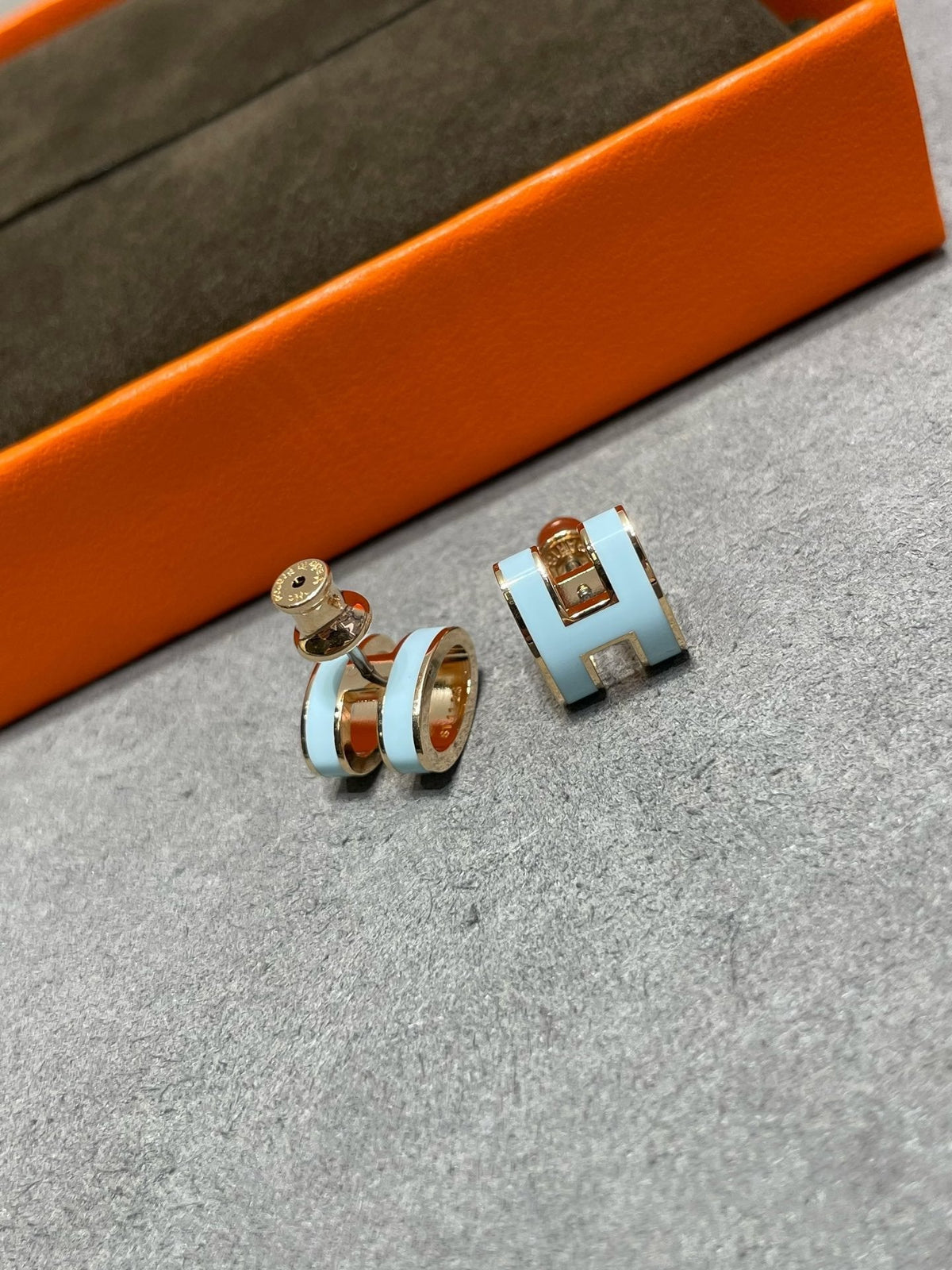 [Garvey ]POP H SKY BLUE STUD EARRINGS