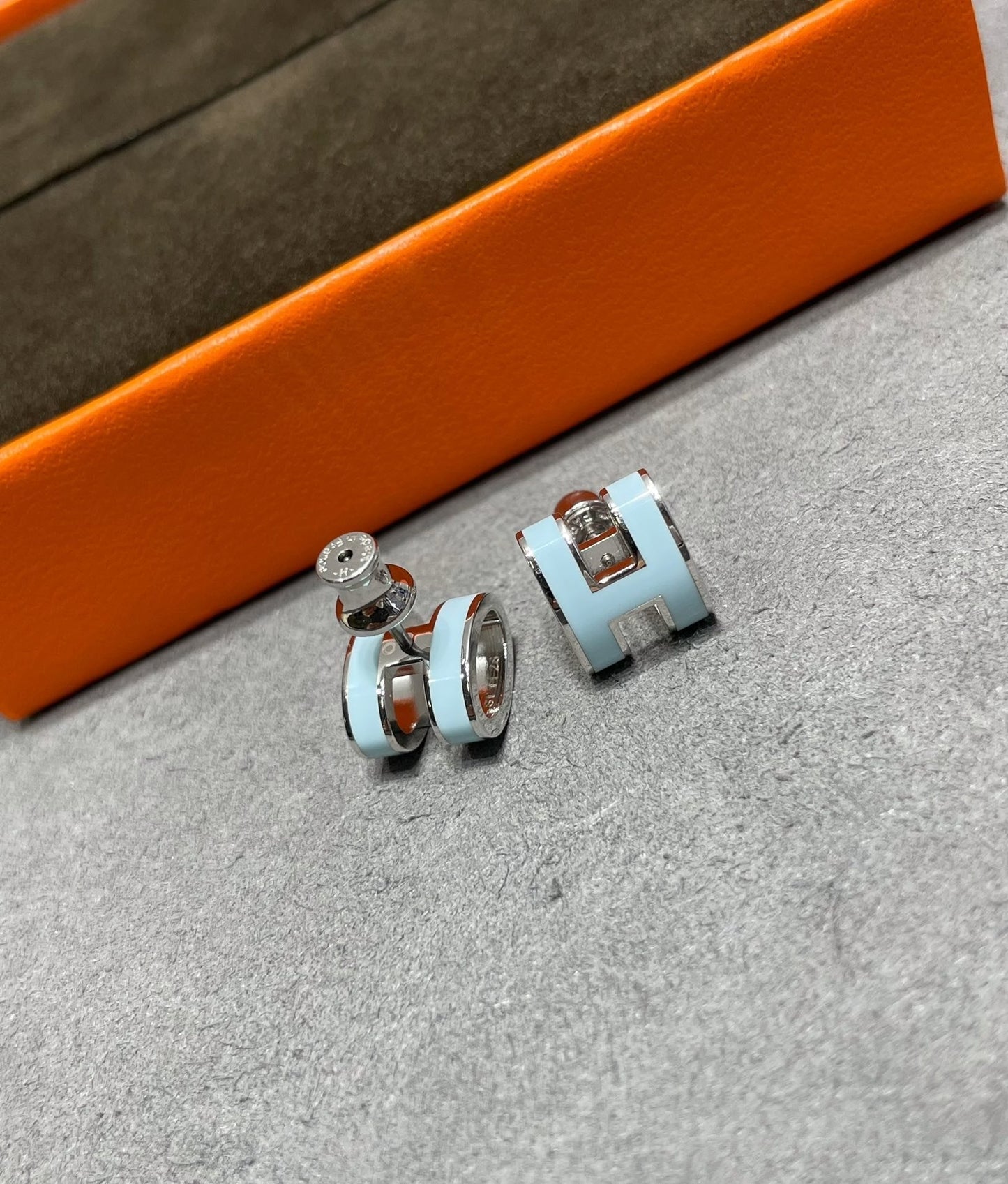 [Garvey]POP H SKY BLUE STUD EARRINGS