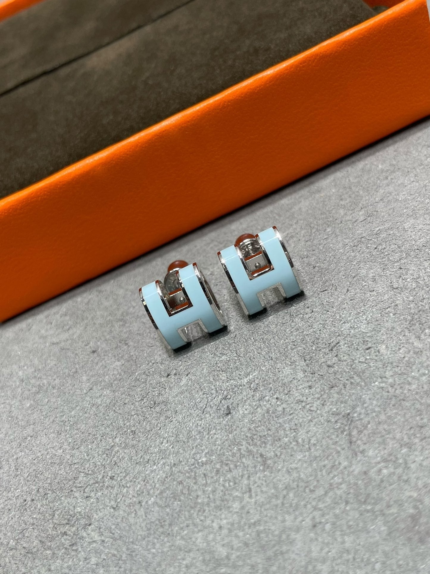 [Garvey]POP H SKY BLUE STUD EARRINGS