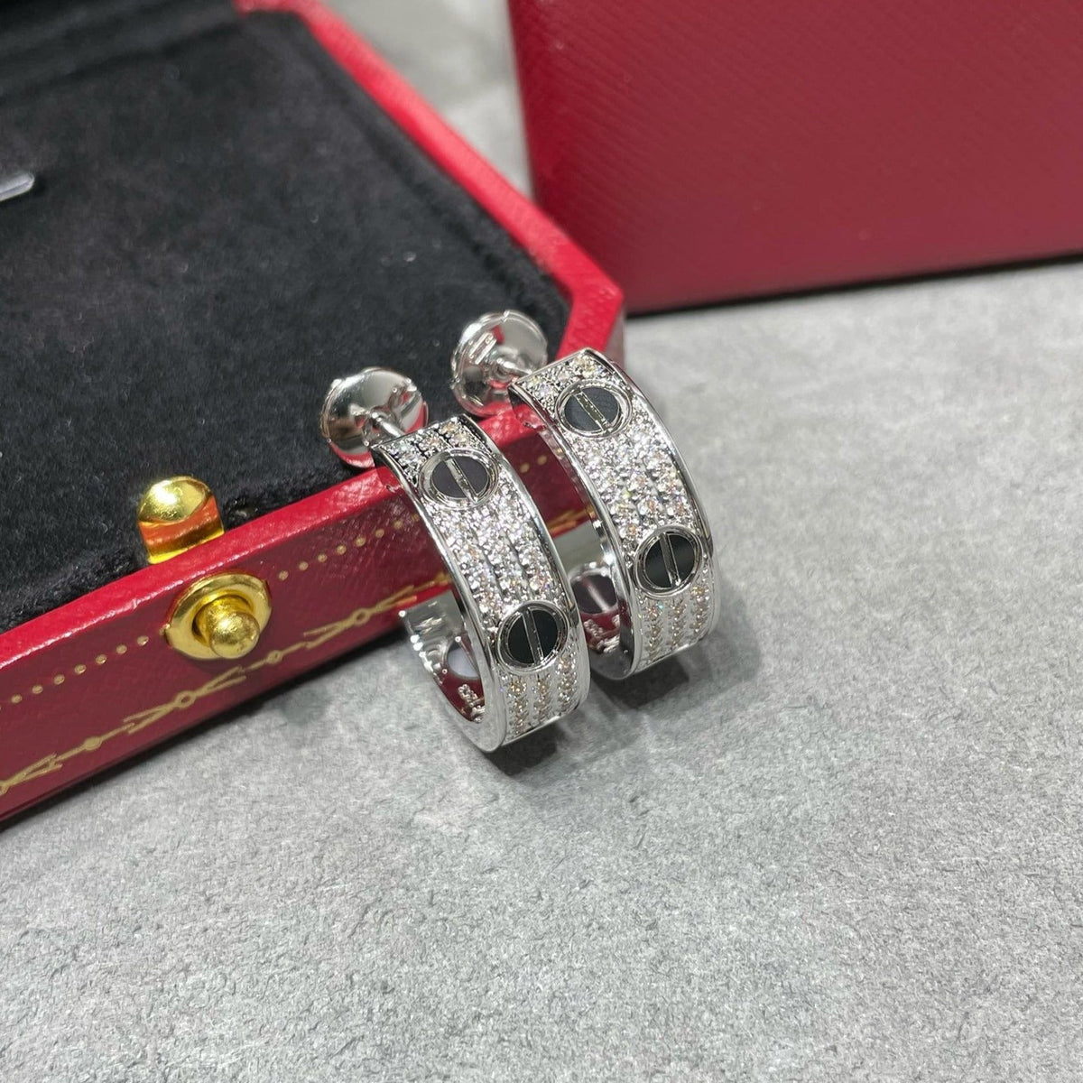 [Garvey ]LOVE CERAMIC DIAMOND PAVED SILVER EARRINGS