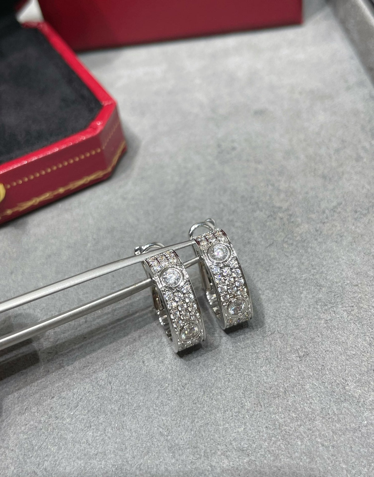 [Garvey ]LOVE 5.5MM DIAMOND PAVED EARRINGS