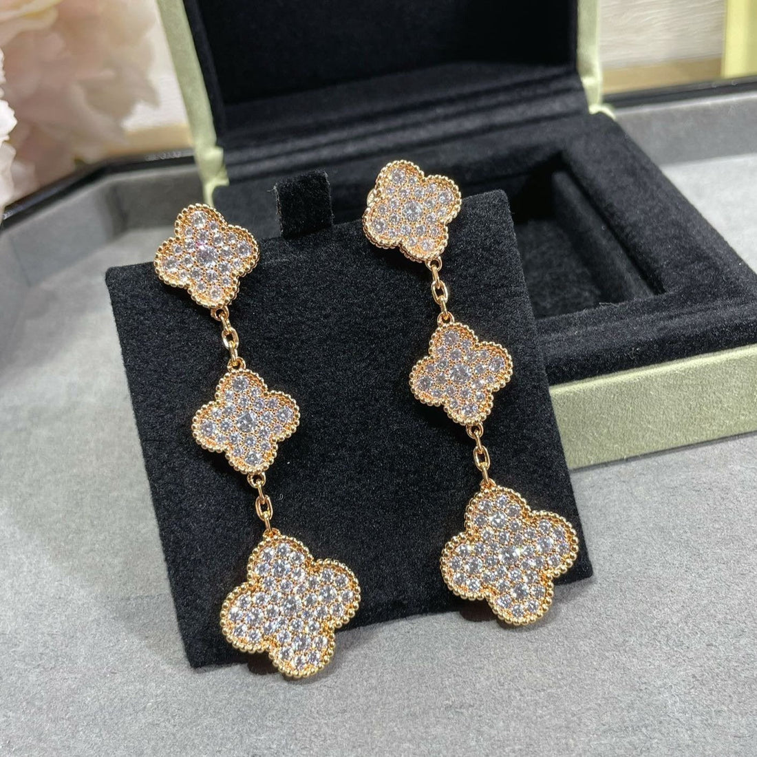 [Garvey ]CLOVER 3 MOTIFS DIAMOND PAVED ROSE GOLD EARRINGS