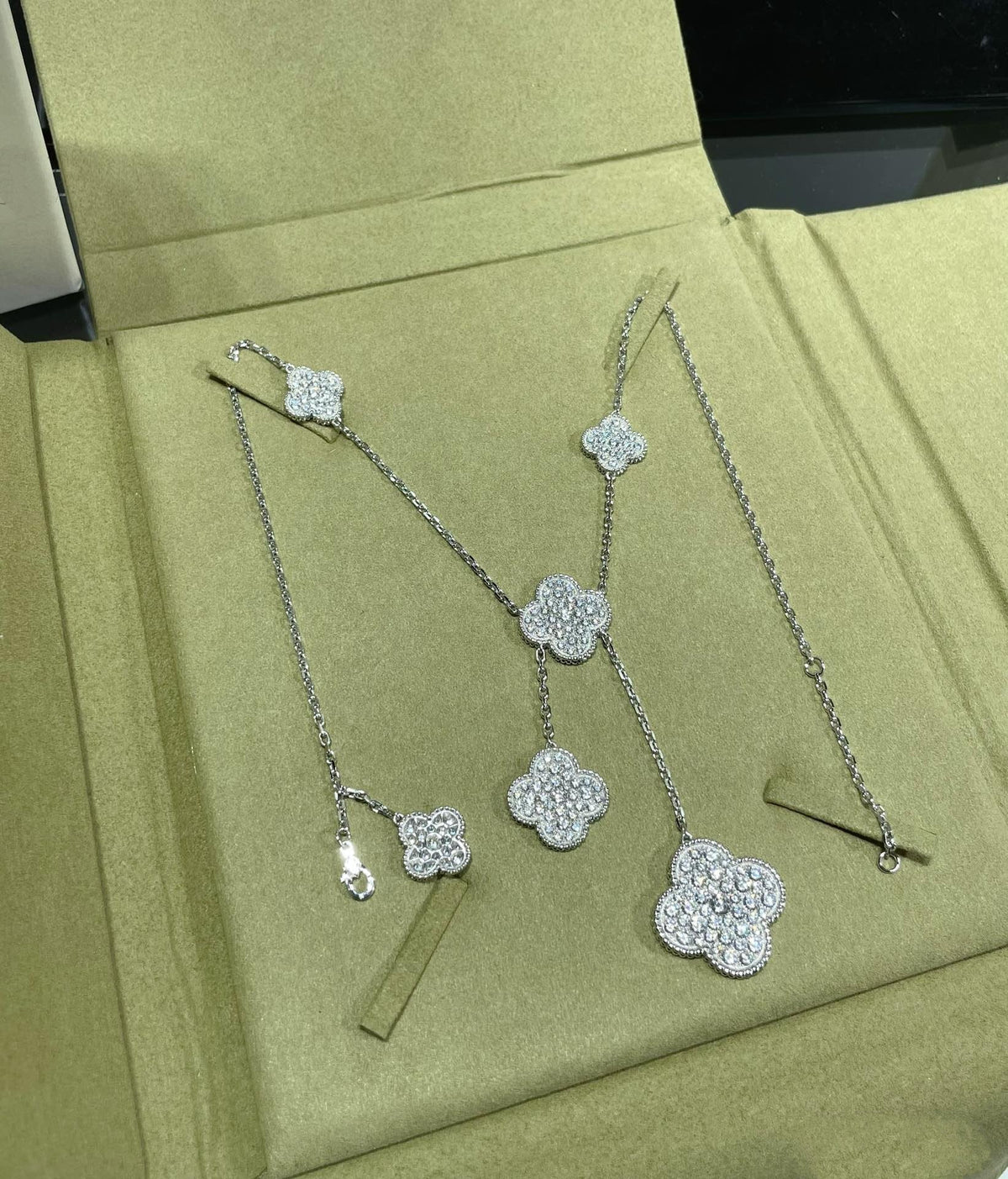 [Garvey ]CLOVER 6 MOTIF DIAMOND PAVED NECKLACE