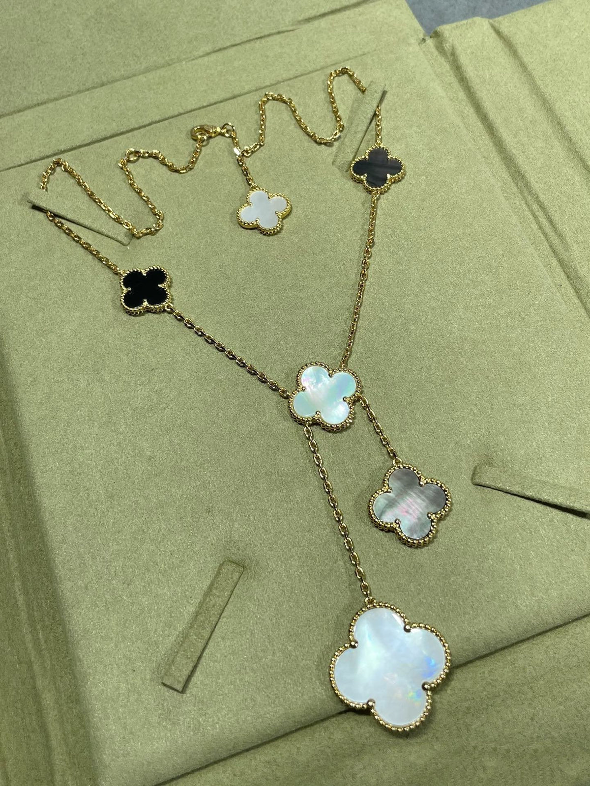 [Garvey ]CLOVER 6 MOTIF MOP ONYX GOLD NECKLACE