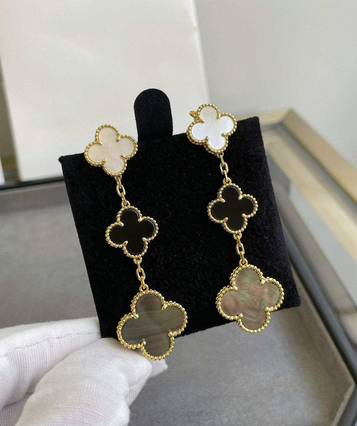 [Garvey ]CLOVER 3 MOTIF MOP ONYX DARK MOP PINK GOLD EARRINGS