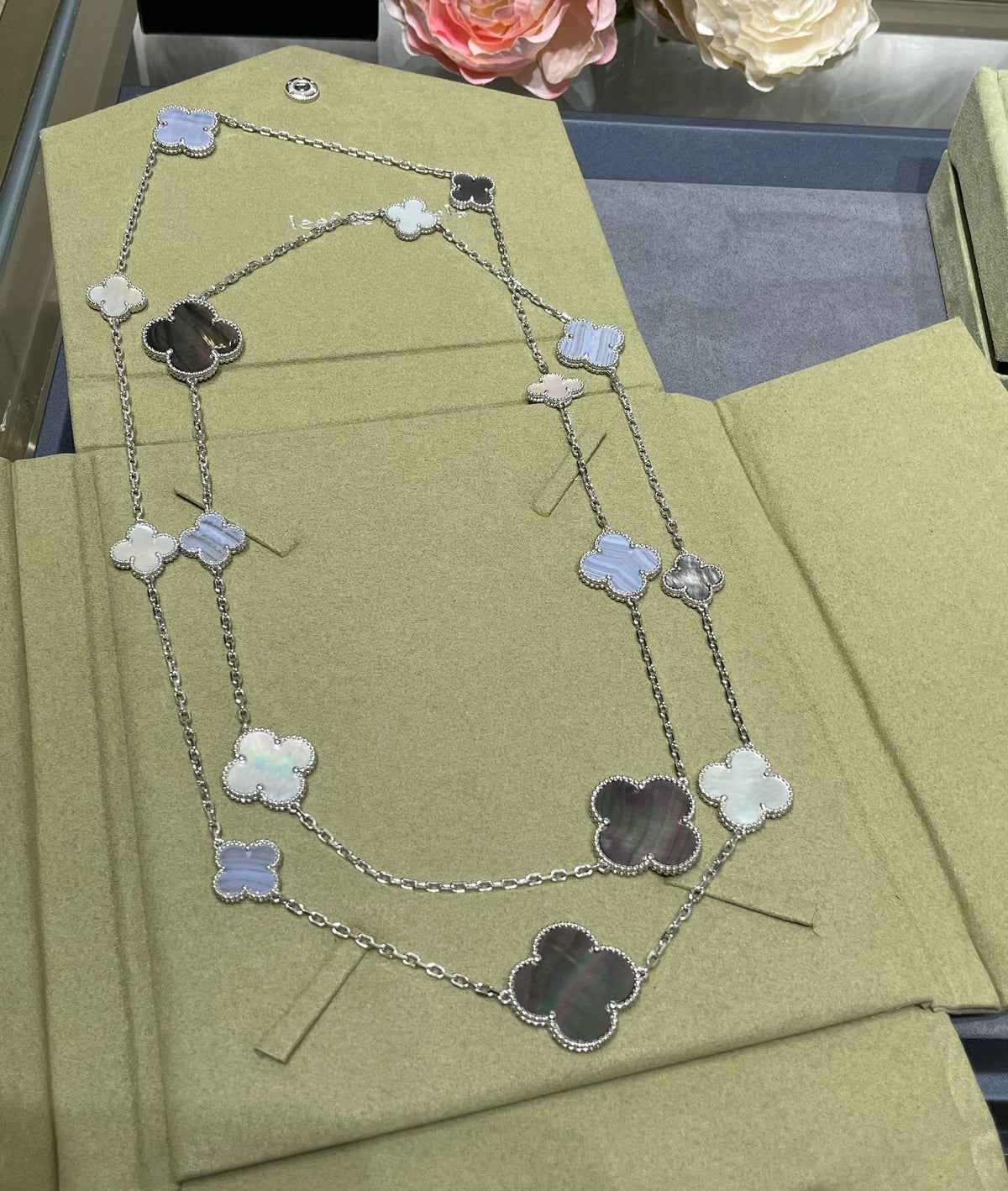[Garvey ]CLOVER 16 MOTIF CHALCEDONY MOP SILVER NECKLACE