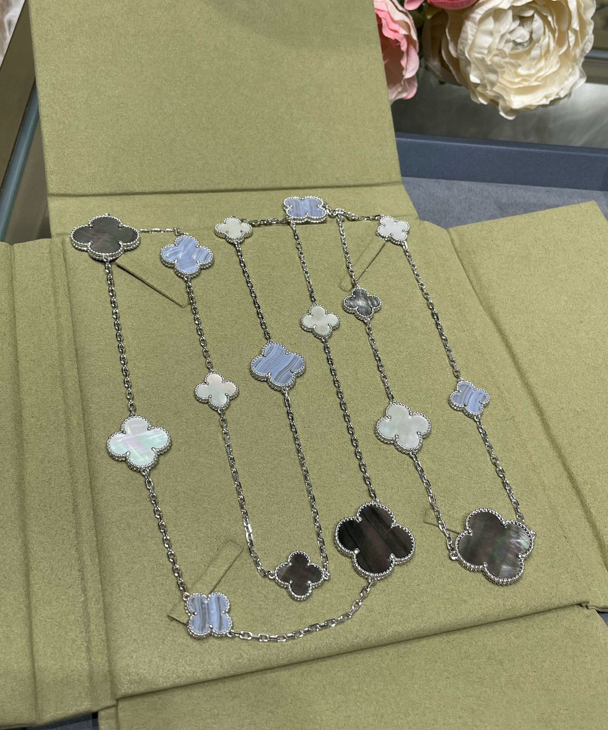 [Garvey ]CLOVER 16 MOTIF CHALCEDONY MOP SILVER NECKLACE