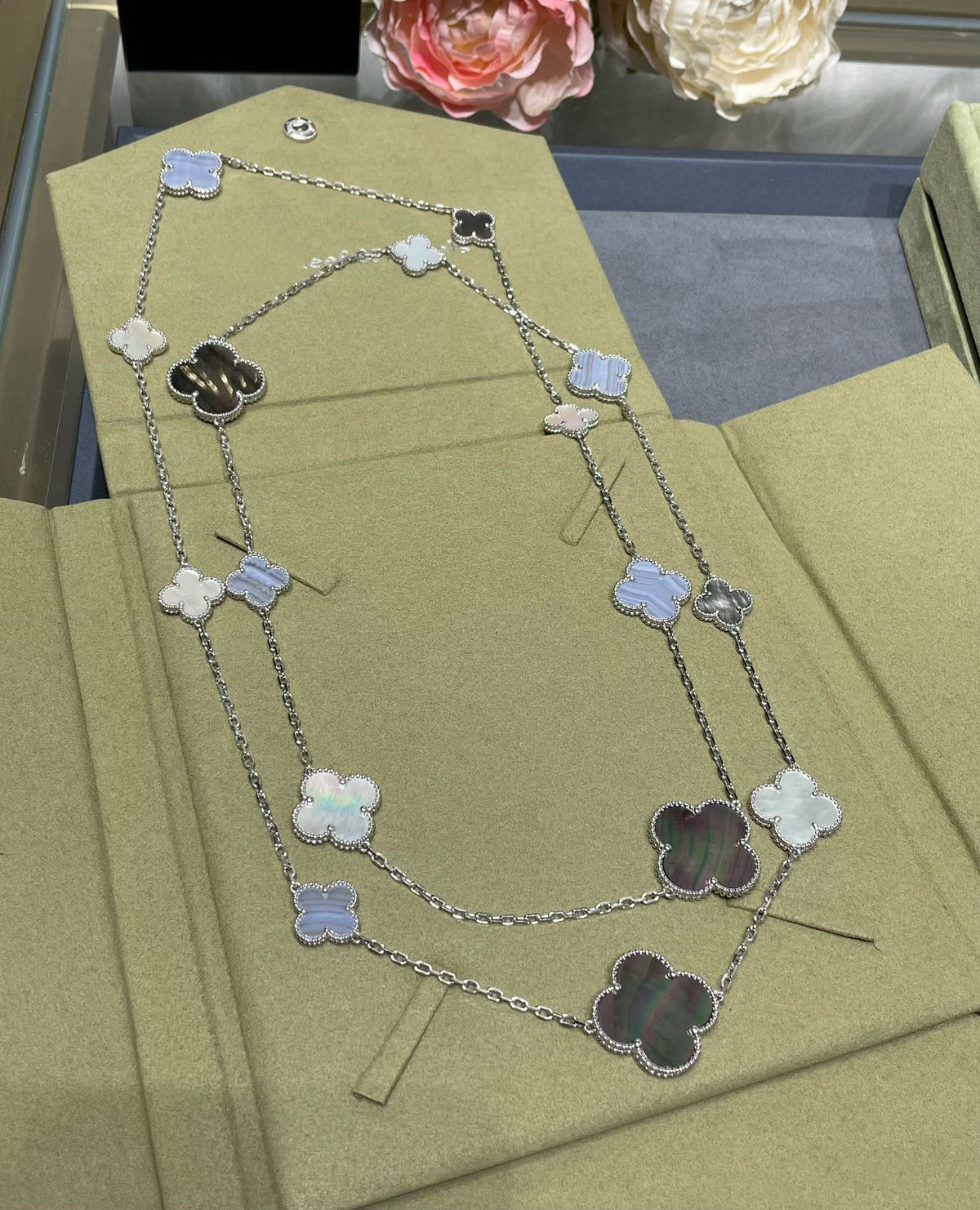 [Garvey ]CLOVER 16 MOTIF CHALCEDONY MOP SILVER NECKLACE