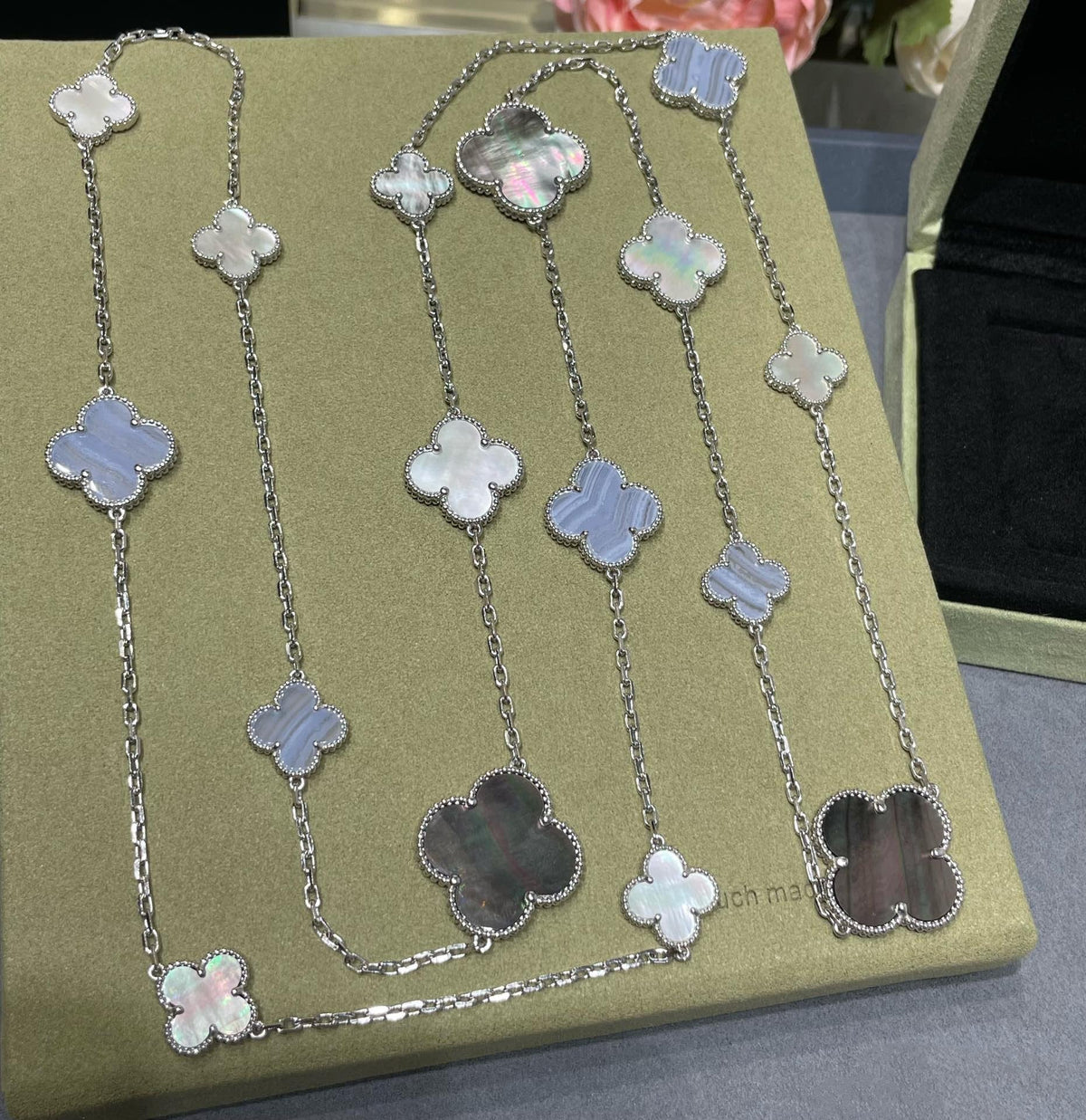 [Garvey ]CLOVER 16 MOTIF CHALCEDONY MOP SILVER NECKLACE