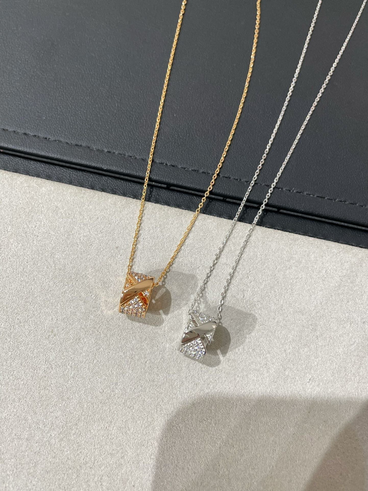 [Garvey]LIENS EVIDENCE DIAMOND PAVED NECKLACE