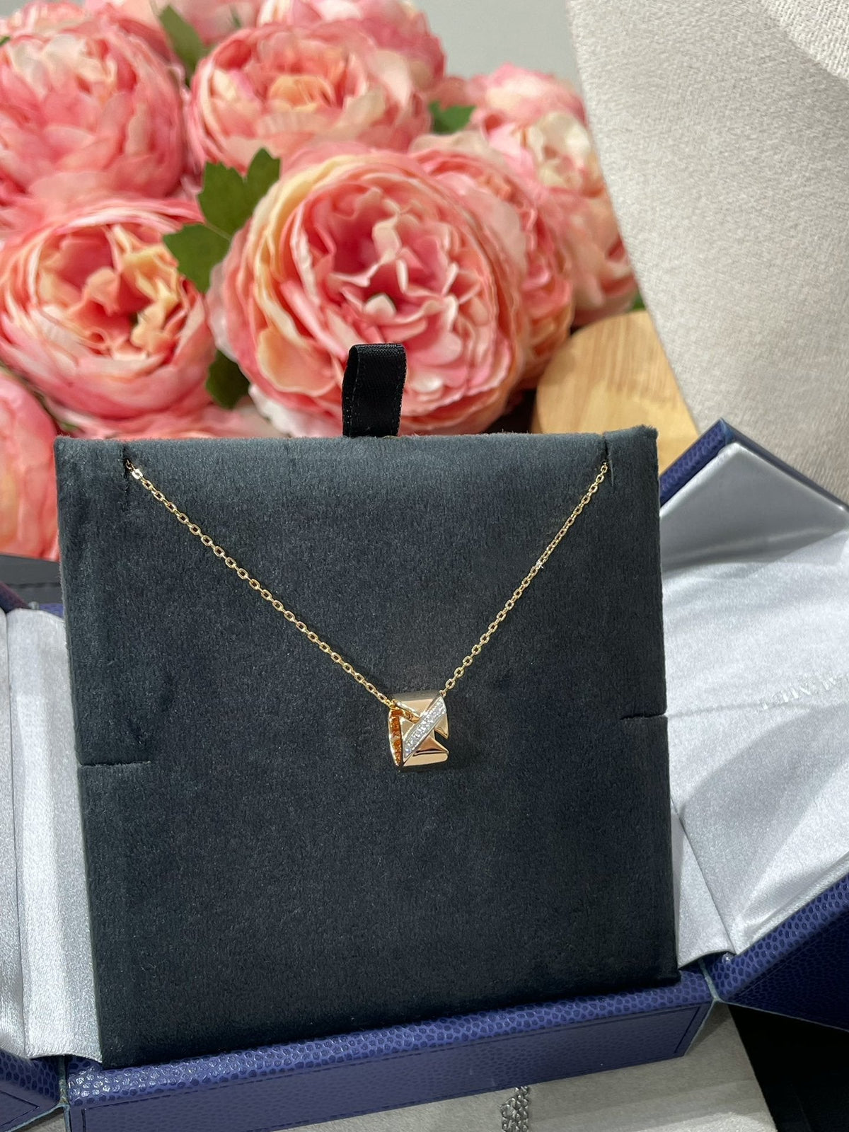 [Garvey ]LIENS EVIDENCE DIAMOND NECKLACE