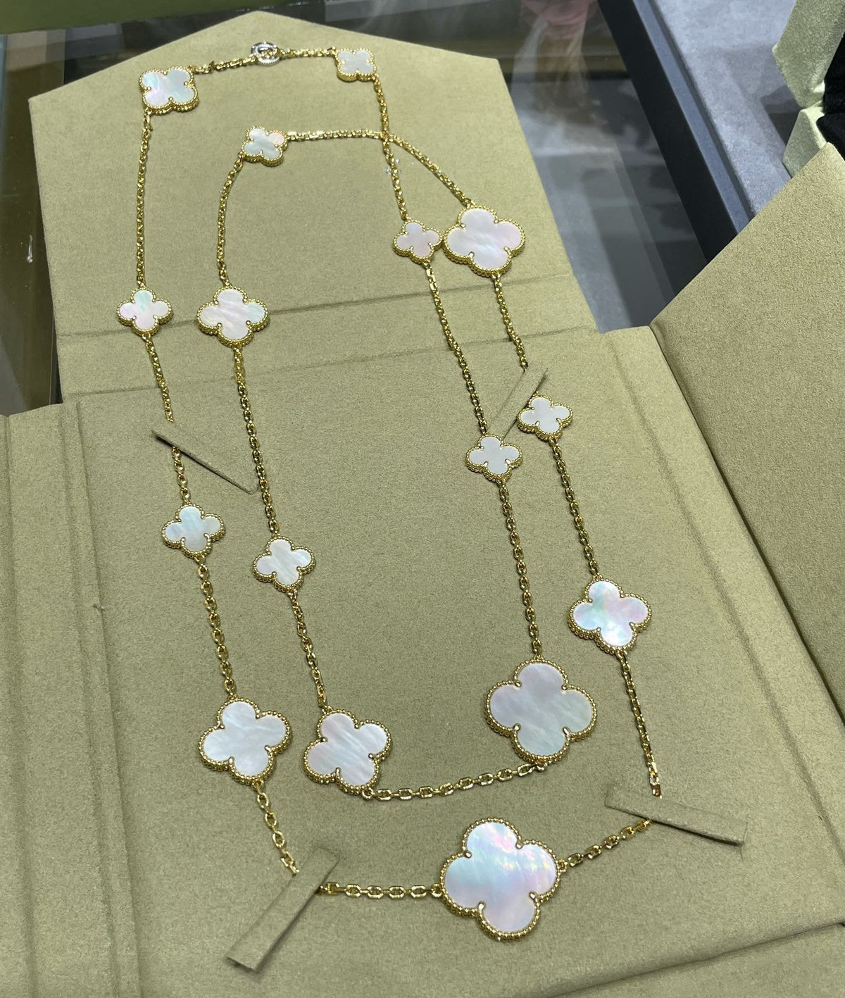 [Garvey ]CLOVER 16 MOTIF WHITE MOP GOLD NECKLACE
