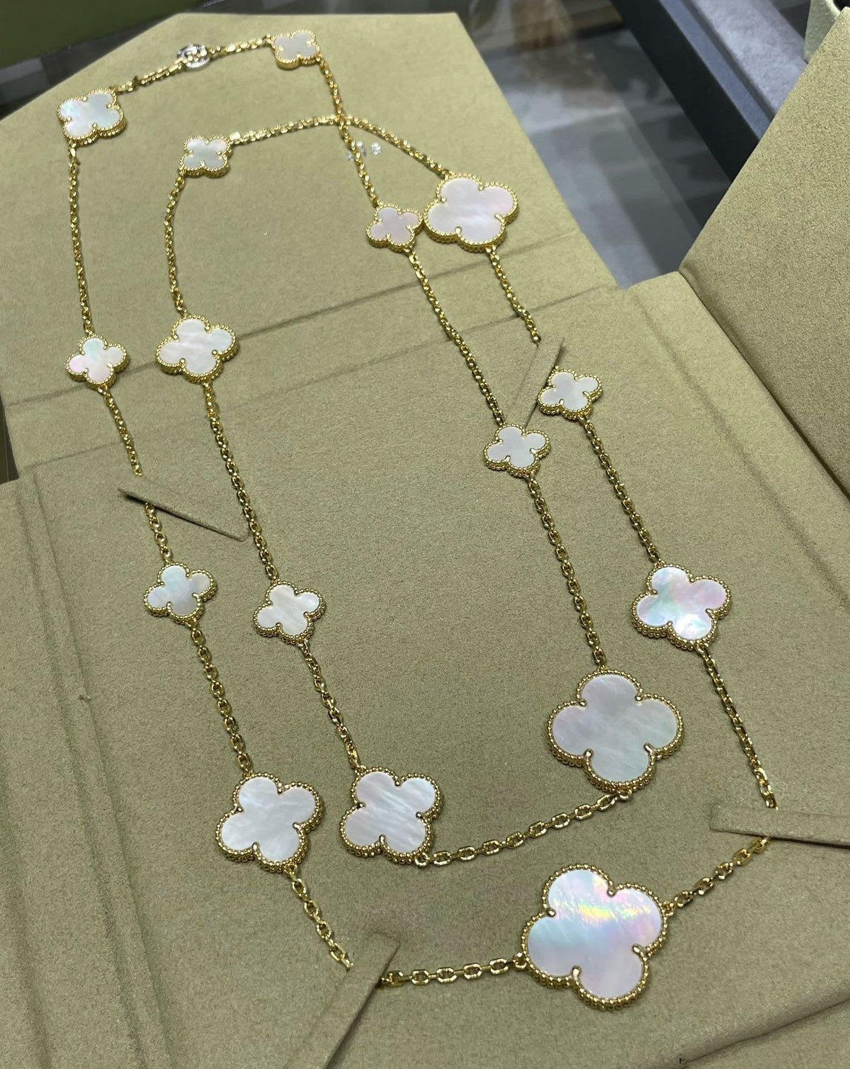 [Garvey ]CLOVER 16 MOTIF WHITE MOP GOLD NECKLACE