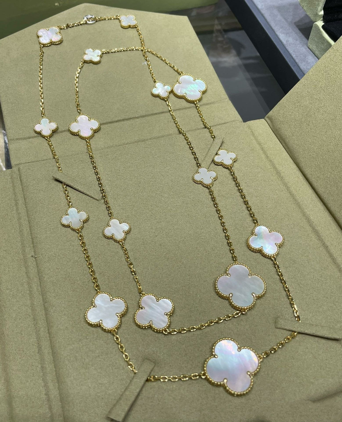 [Garvey ]CLOVER 16 MOTIF WHITE MOP GOLD NECKLACE
