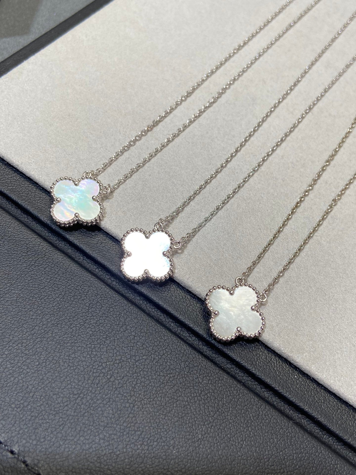 [Garvey ]CLOVER MEDIUM SILVER WHITE MOP NECKLACE
