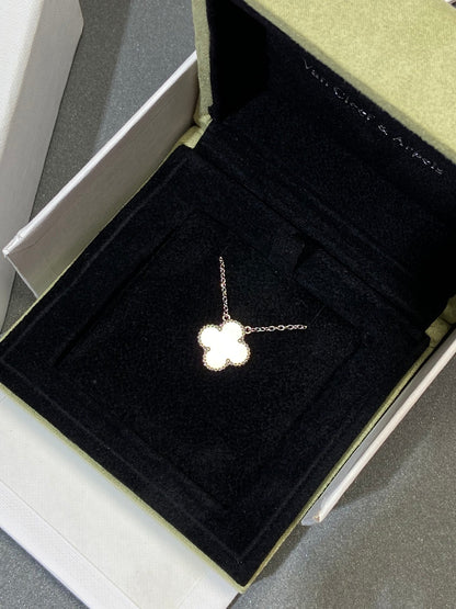 [Garvey ]CLOVER MEDIUM SILVER WHITE MOP NECKLACE