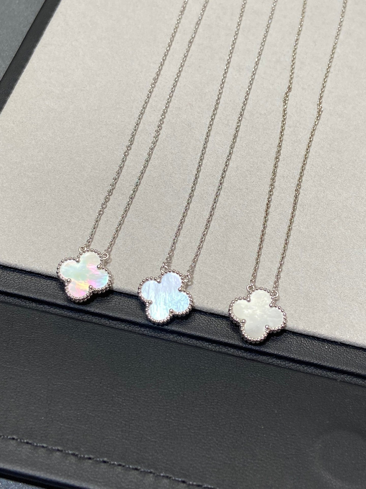 [Garvey ]CLOVER MEDIUM SILVER WHITE MOP NECKLACE