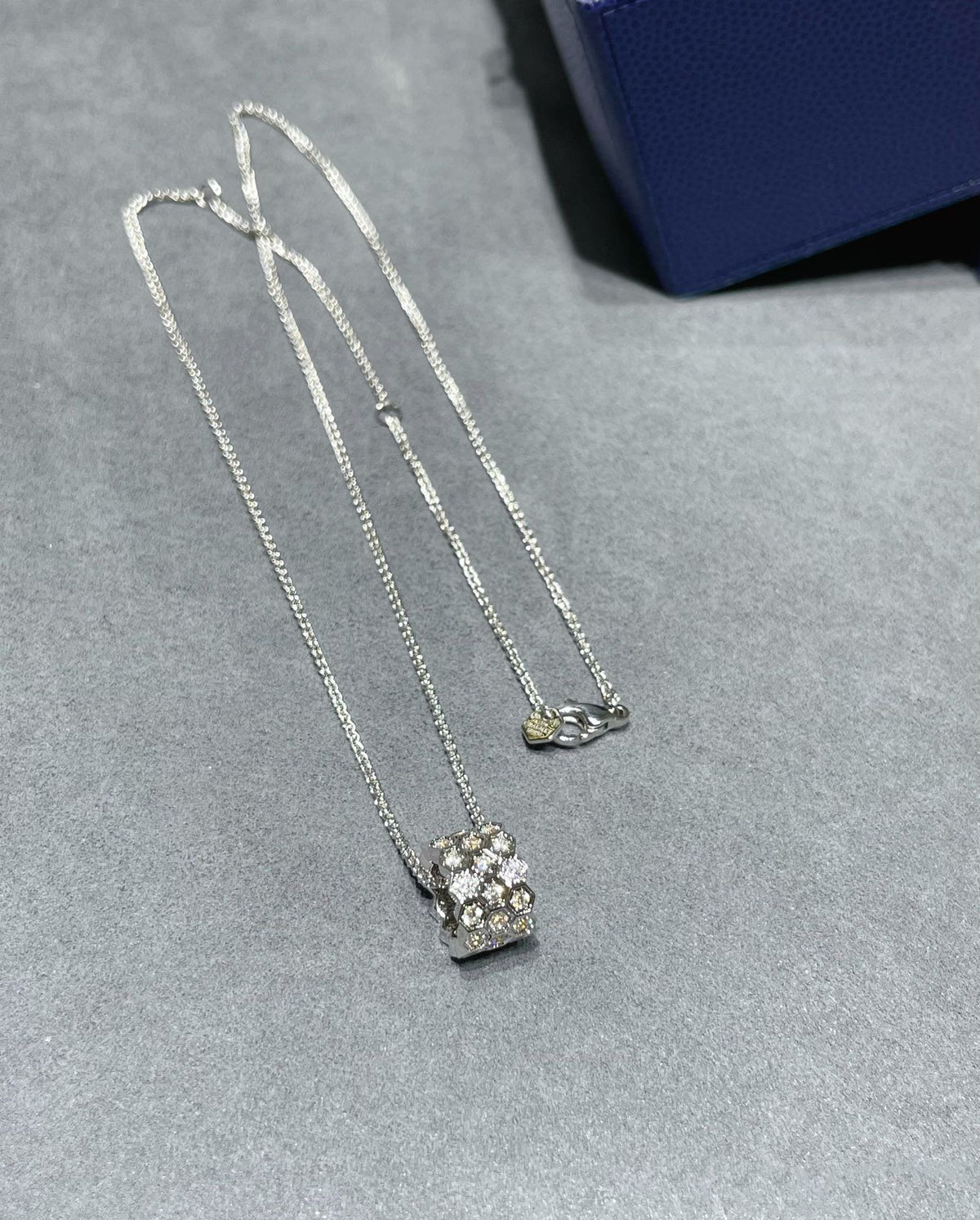 [Garvey ]BEE LOVE DIAMOND PAVED 3 ROW NECKLACE