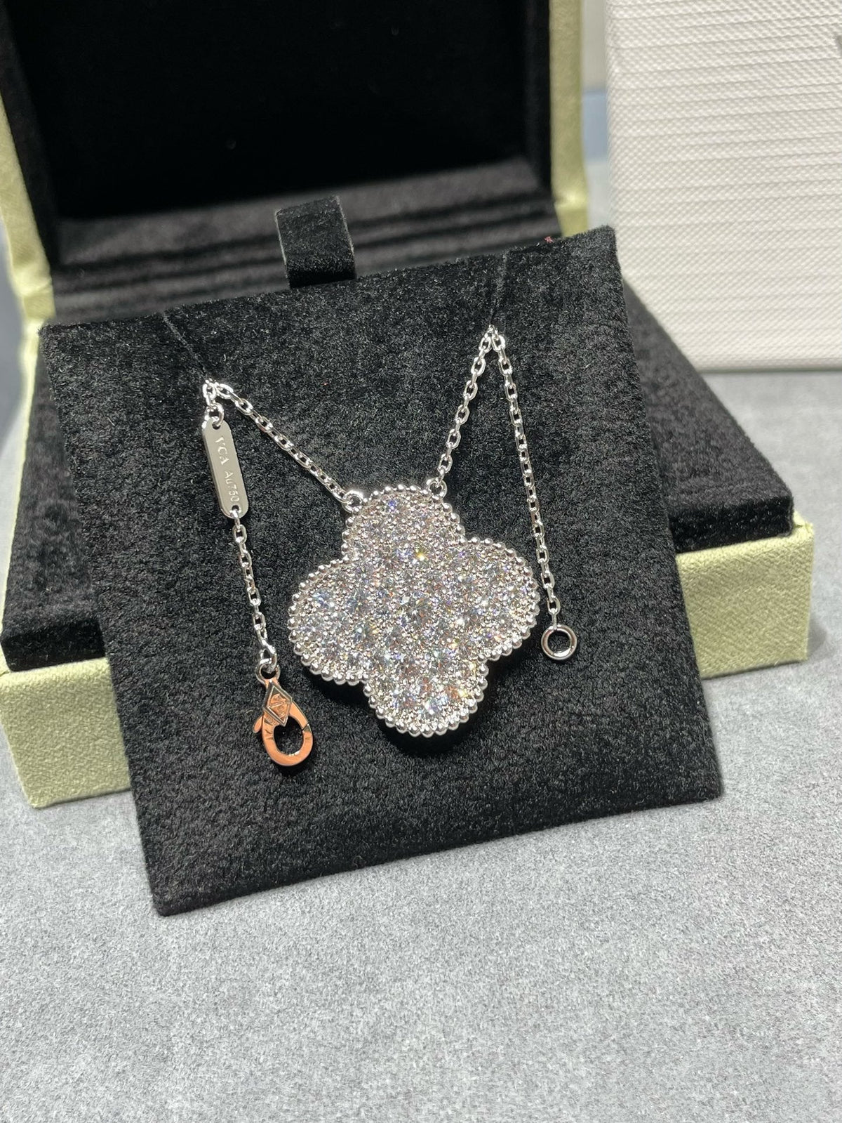 [Garvey ]CLOVER 25MM LARGE PENDANT DIAMOND PAVED SILVER NECKLACE