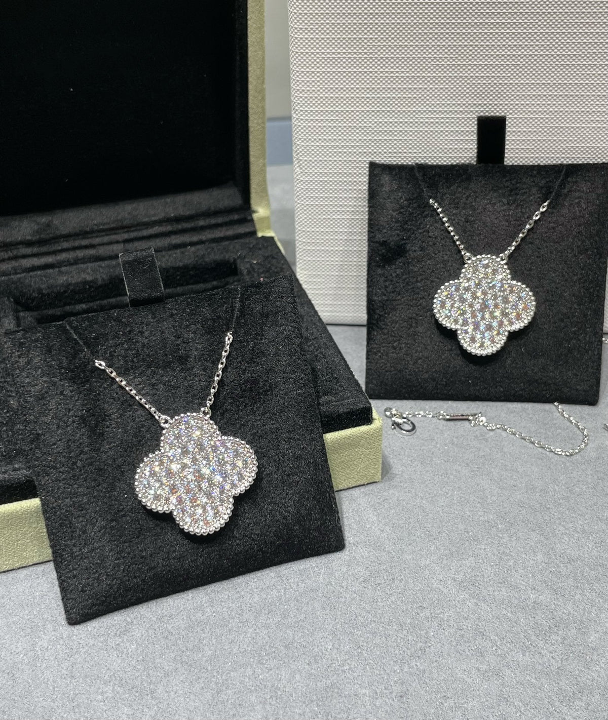 [Garvey ]CLOVER 25MM LARGE PENDANT DIAMOND PAVED SILVER NECKLACE