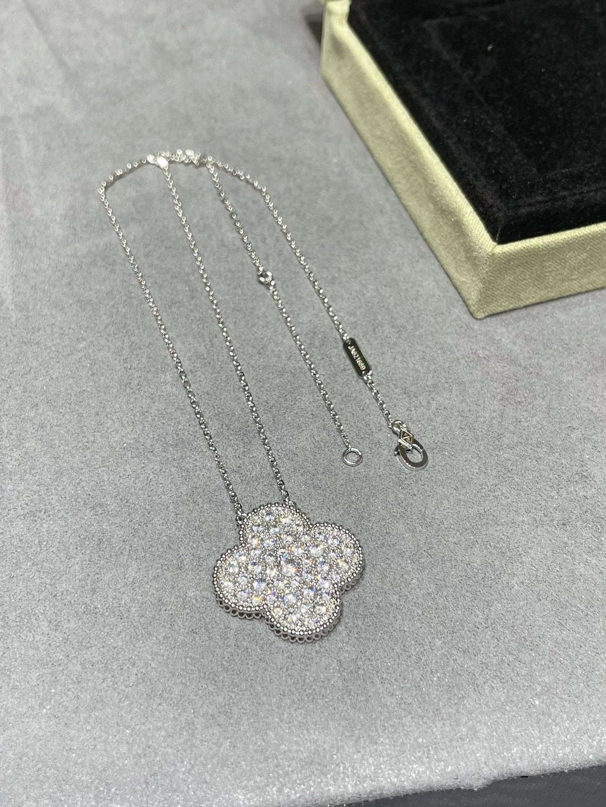 [Garvey ]CLOVER 25MM LARGE PENDANT DIAMOND PAVED SILVER NECKLACE