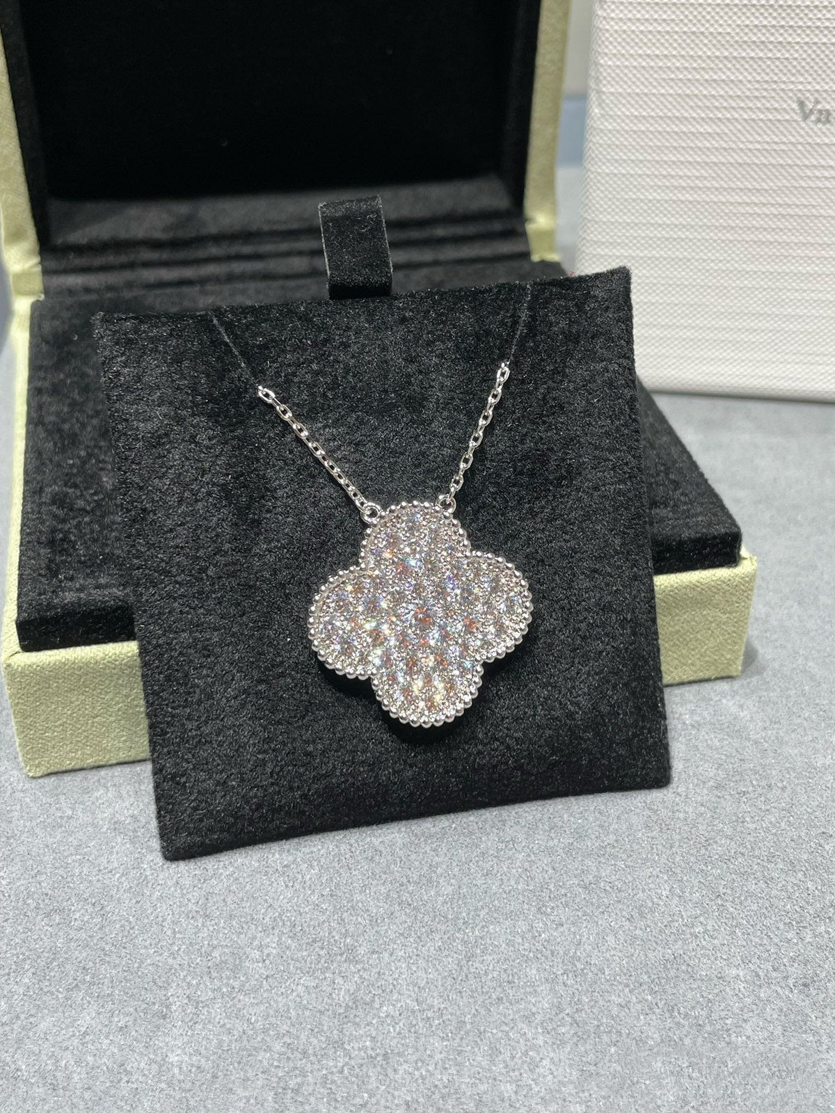 [Garvey ]CLOVER 25MM LARGE PENDANT DIAMOND PAVED SILVER NECKLACE