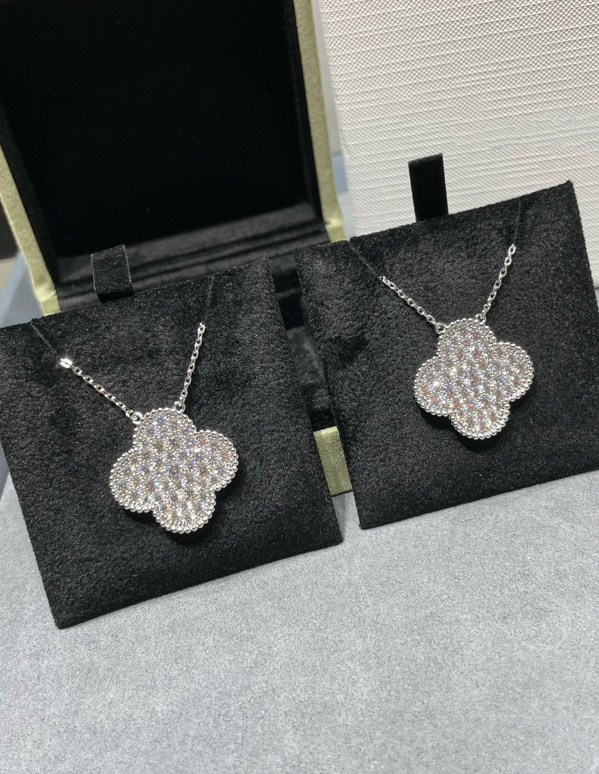 [Garvey ]CLOVER 25MM LARGE PENDANT DIAMOND PAVED SILVER NECKLACE