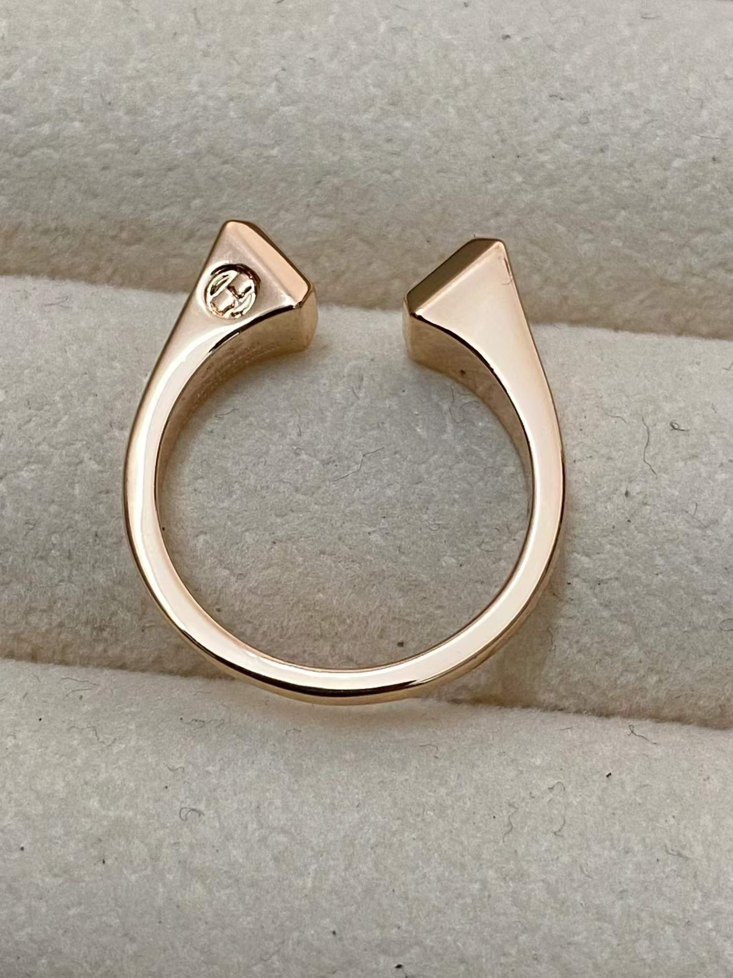 [Garvey]THE CONE RIVET RING IS OPEN AND ONE SIZE FITS ALL