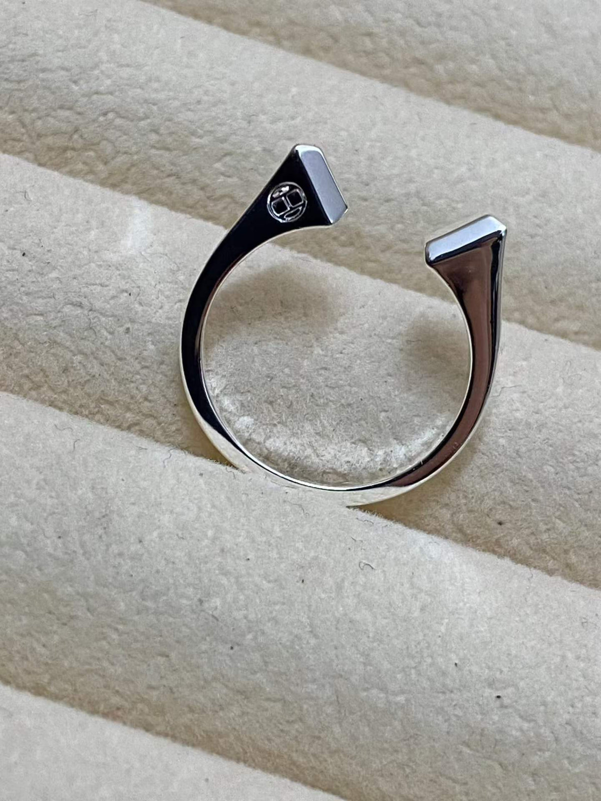 [Garvey]THE CONE RIVET RING IS OPEN AND ONE SIZE FITS ALL