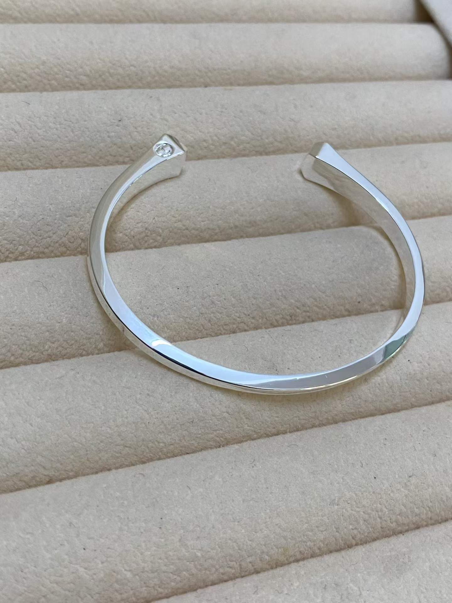 [Garvey]CLOU DE FORGE SQUARE CONE STUDS OPEN CUFF ONE SIZE