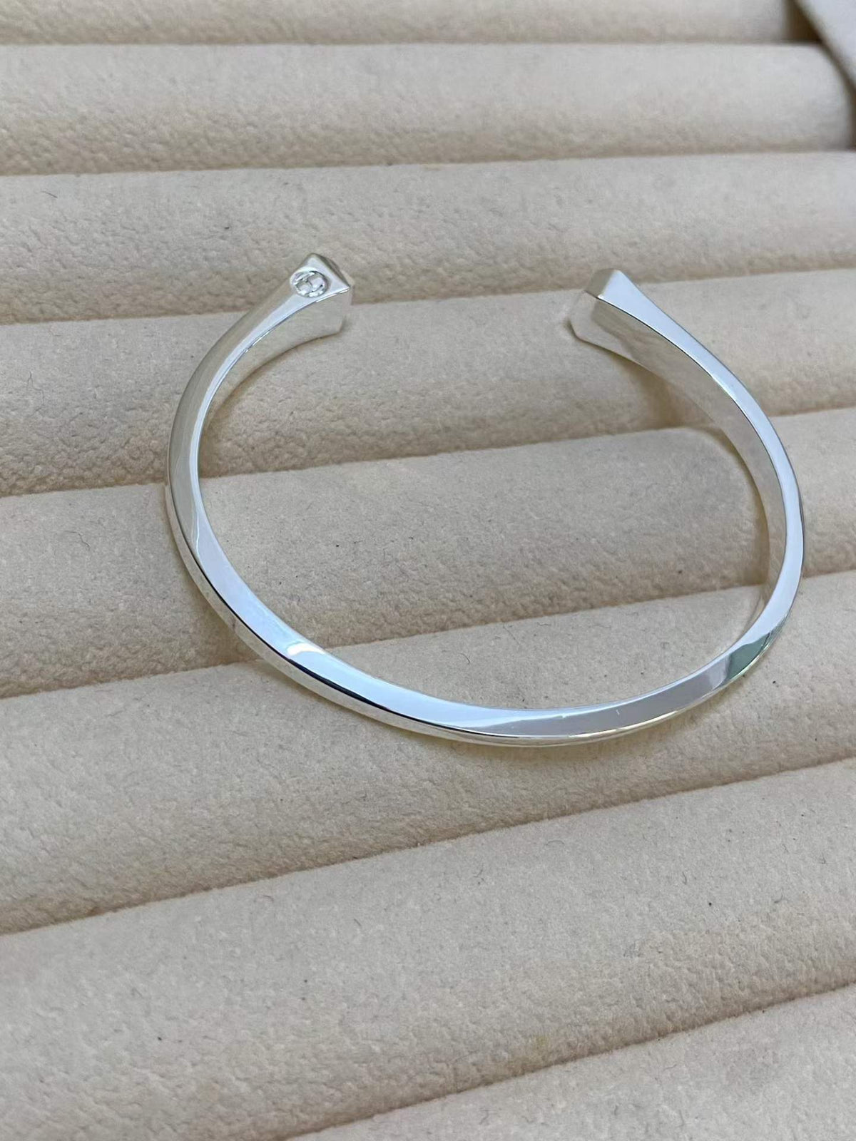 [Garvey]CLOU DE FORGE SQUARE CONE STUDS OPEN CUFF ONE SIZE