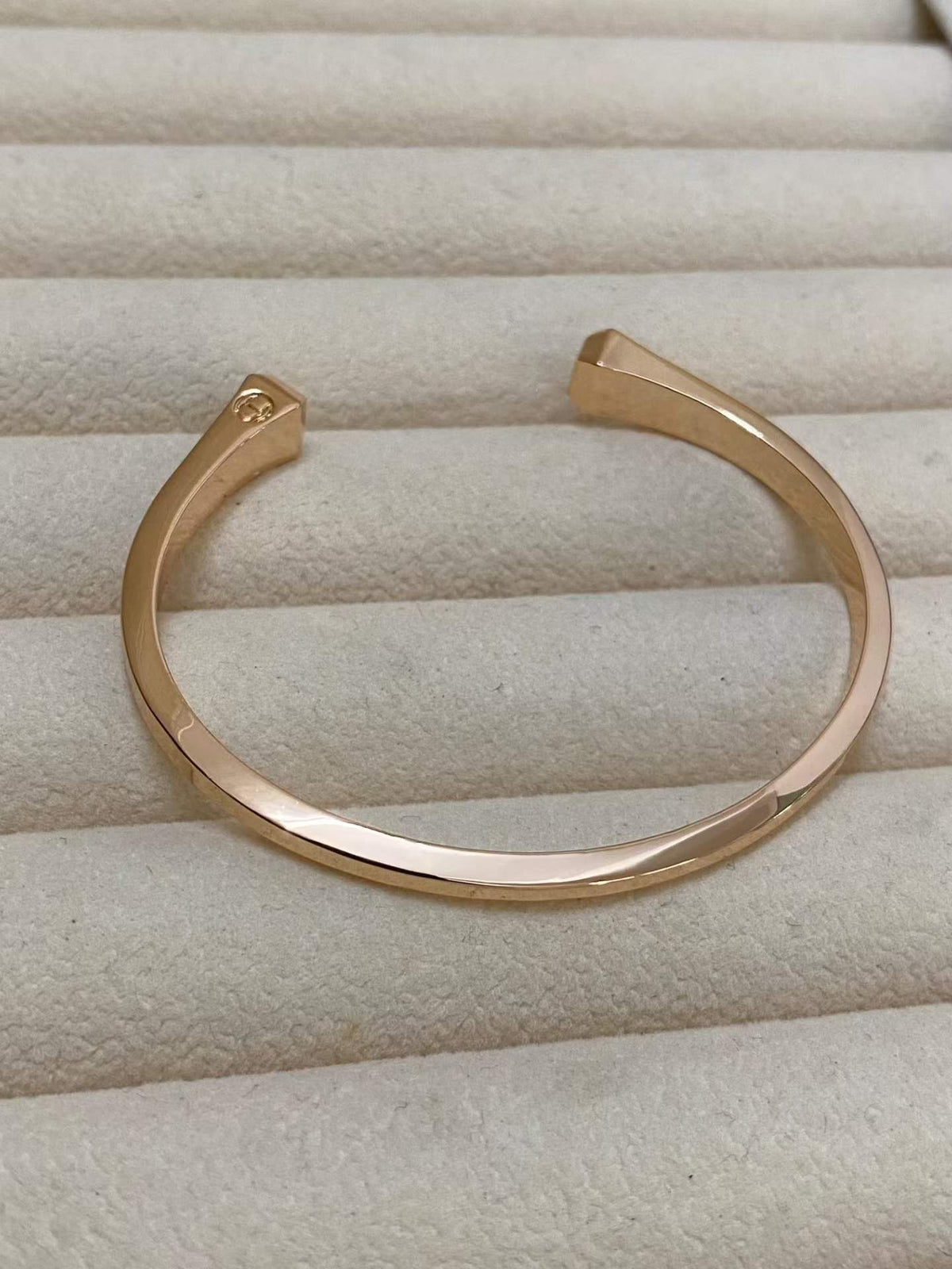[Garvey]CLOU DE FORGE SQUARE CONE STUDS OPEN CUFF ONE SIZE