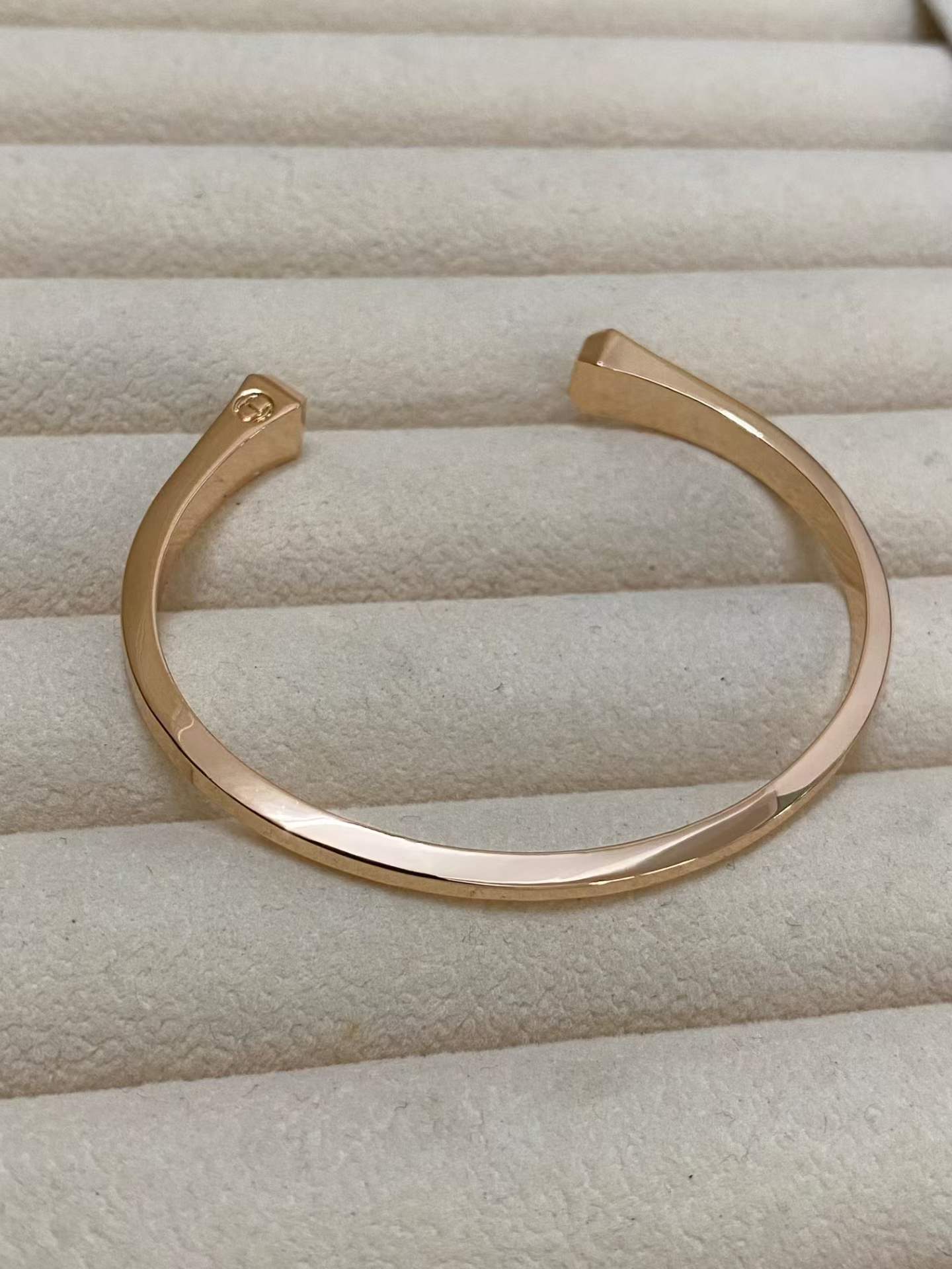 [Garvey]CLOU DE FORGE SQUARE CONE STUDS OPEN CUFF ONE SIZE