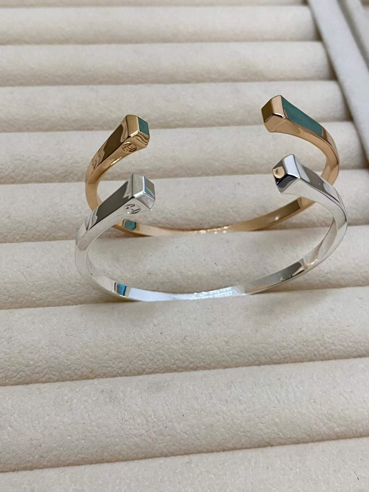 [Garvey]CLOU DE FORGE SQUARE CONE STUDS OPEN CUFF ONE SIZE