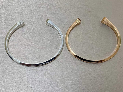 [Garvey]CLOU DE FORGE SQUARE CONE STUDS OPEN CUFF ONE SIZE