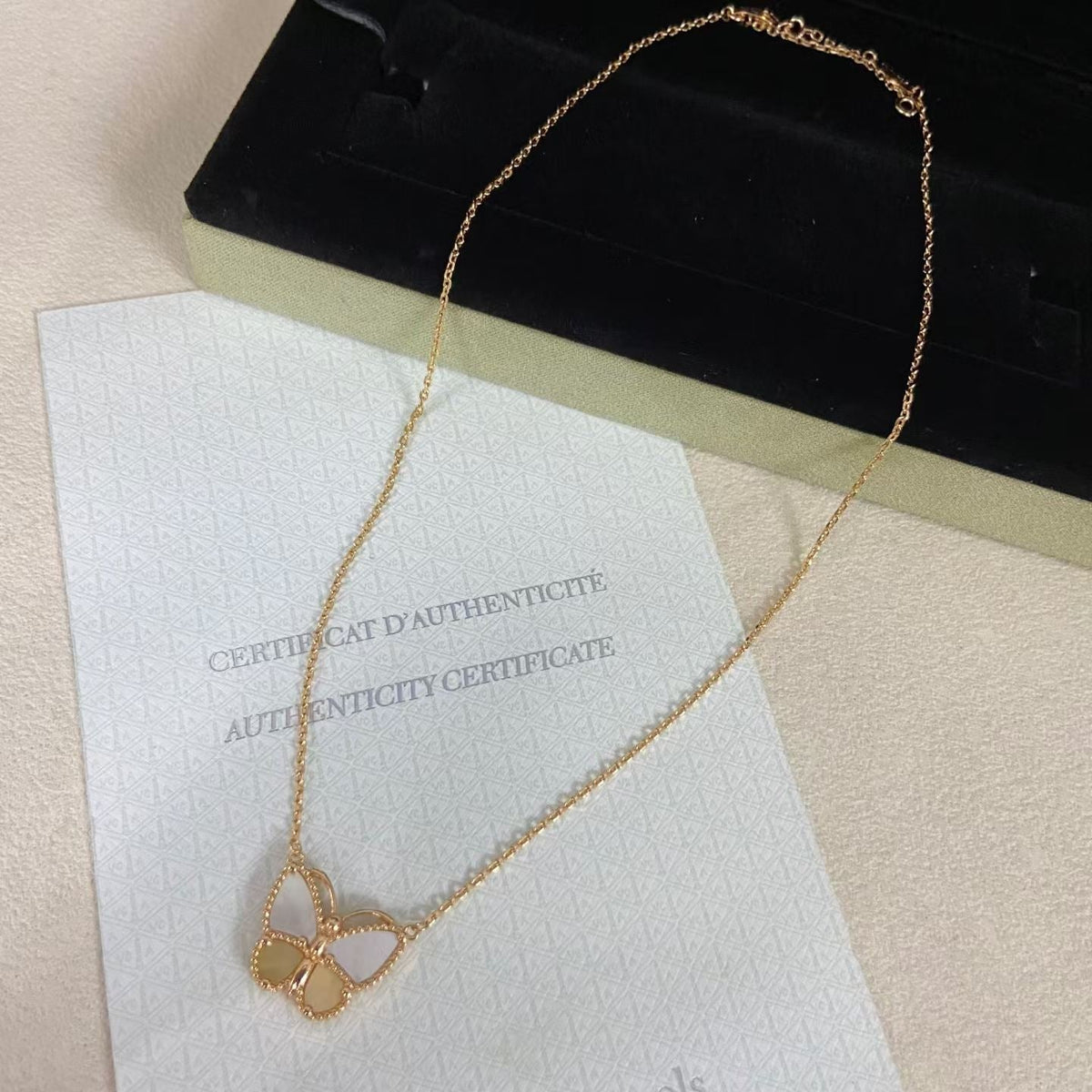 [Garvey]NEW ROSE GOLD WHITE MOTHER OF PEARL BUTTERFLY NECKLACE