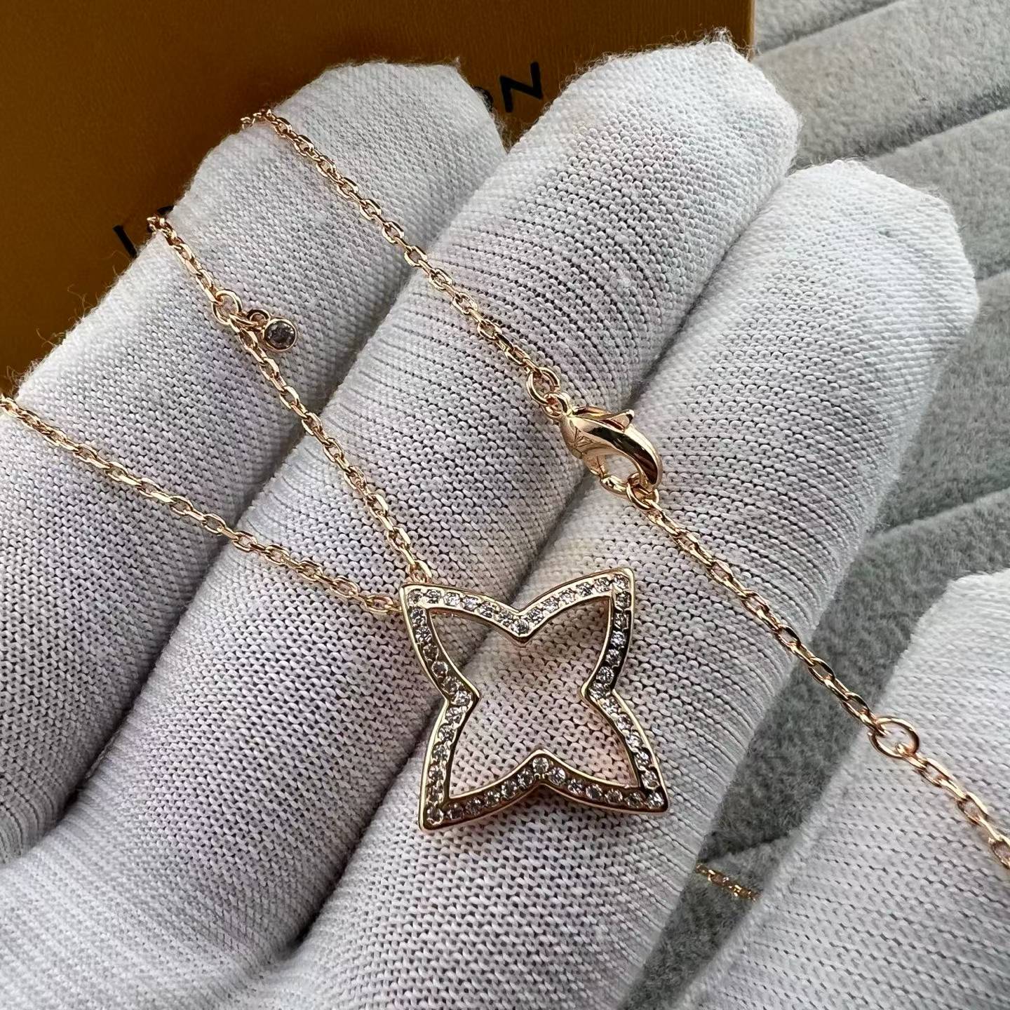 [Garvey]FOUR-LEAF CLOVER OPENWORK NECKLACE