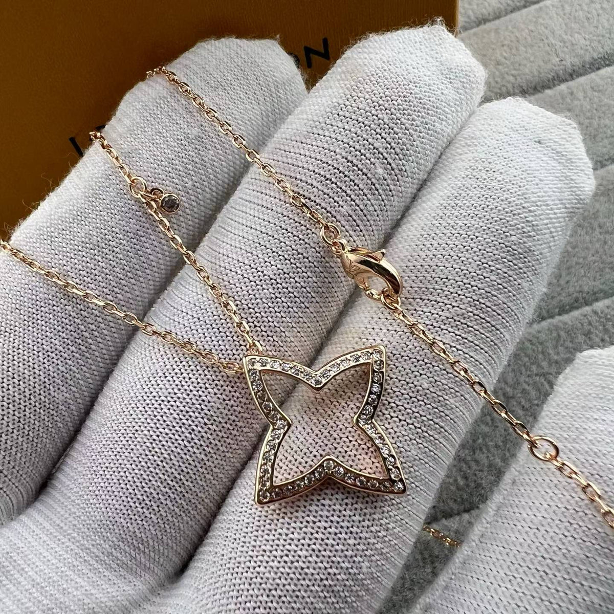 [Garvey]FOUR-LEAF CLOVER OPENWORK NECKLACE