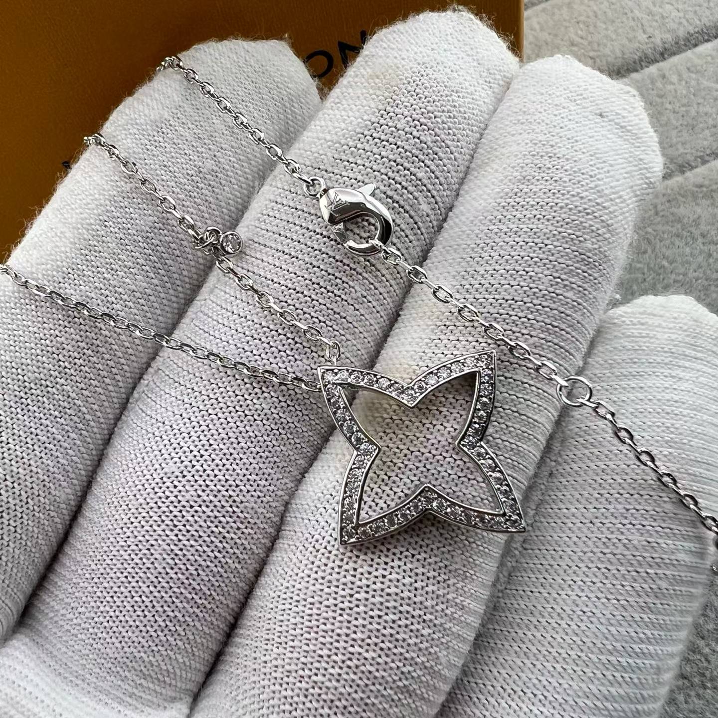[Garvey]FOUR-LEAF CLOVER OPENWORK NECKLACE