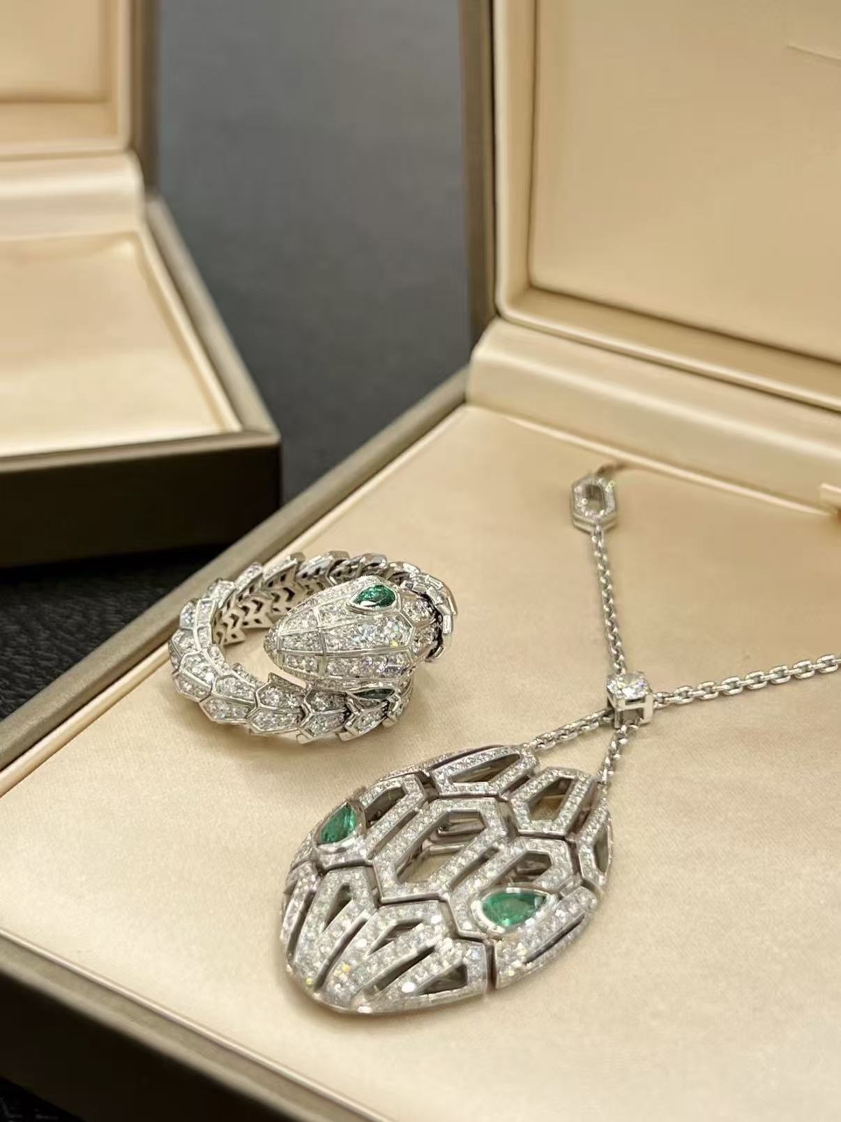 [Garvey]SERPENTI EMERALD SNAKE RING