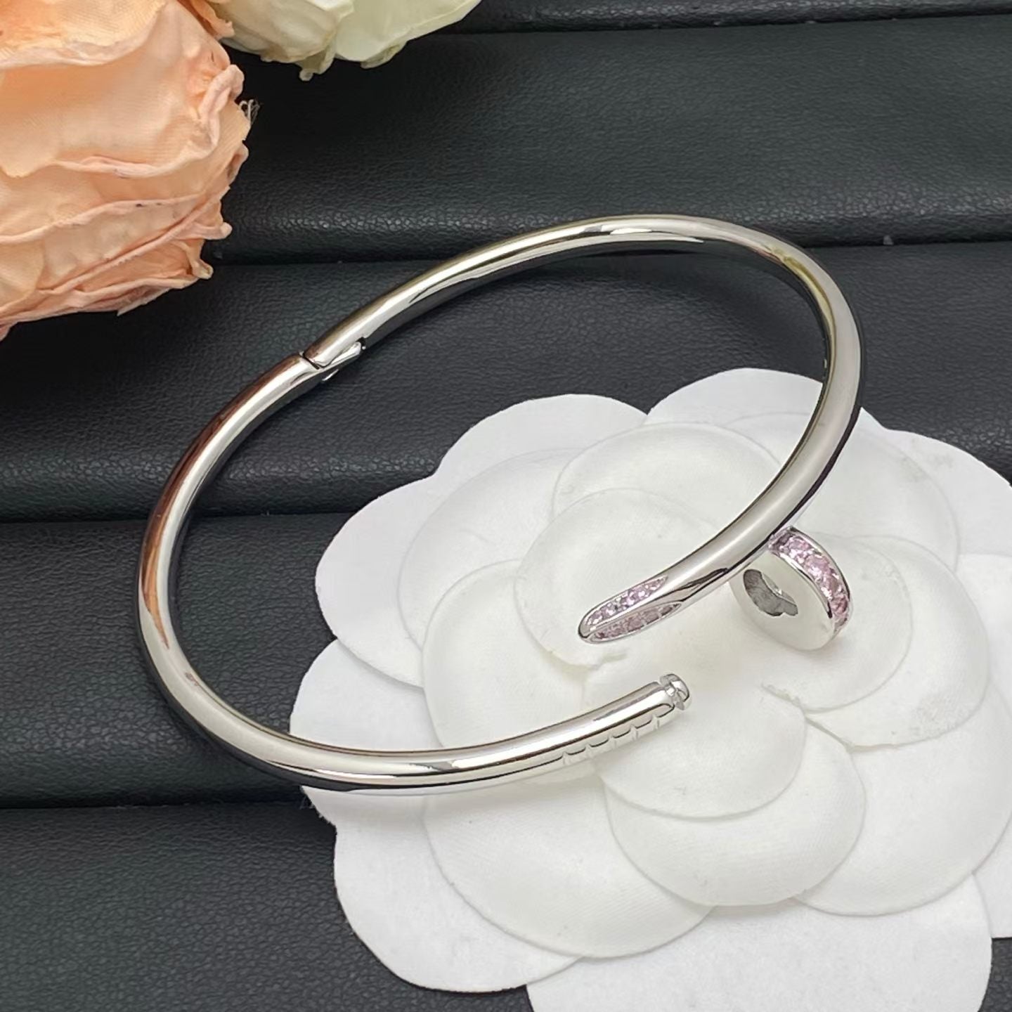 [Garvey]FIRST RELEASE. NEW NAIL PINK DIAMOND BANGLE