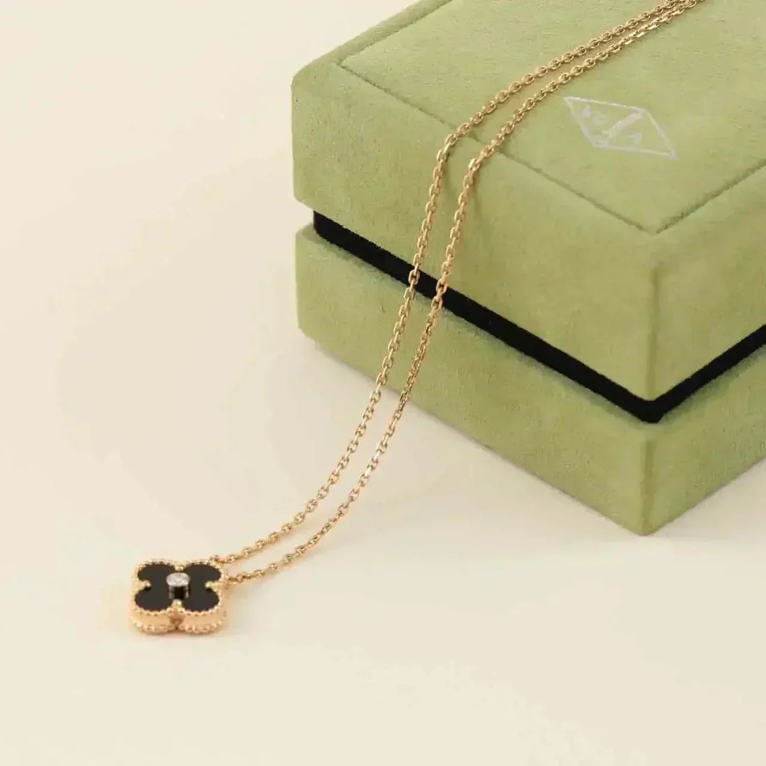 [Garvey ]CLOVER 15MM DIAMOND ONYX NECKLACE