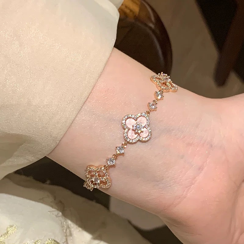 [Garvey ]CLOVER 5 MOTIF PINK BLUE RED WHITE BRACELET