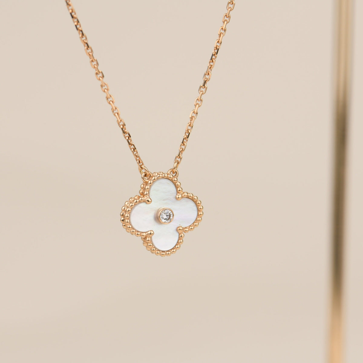 [Garvey ]CLOVER 15MM DIAMOND WHITE FRITILLARIA NECKLACE