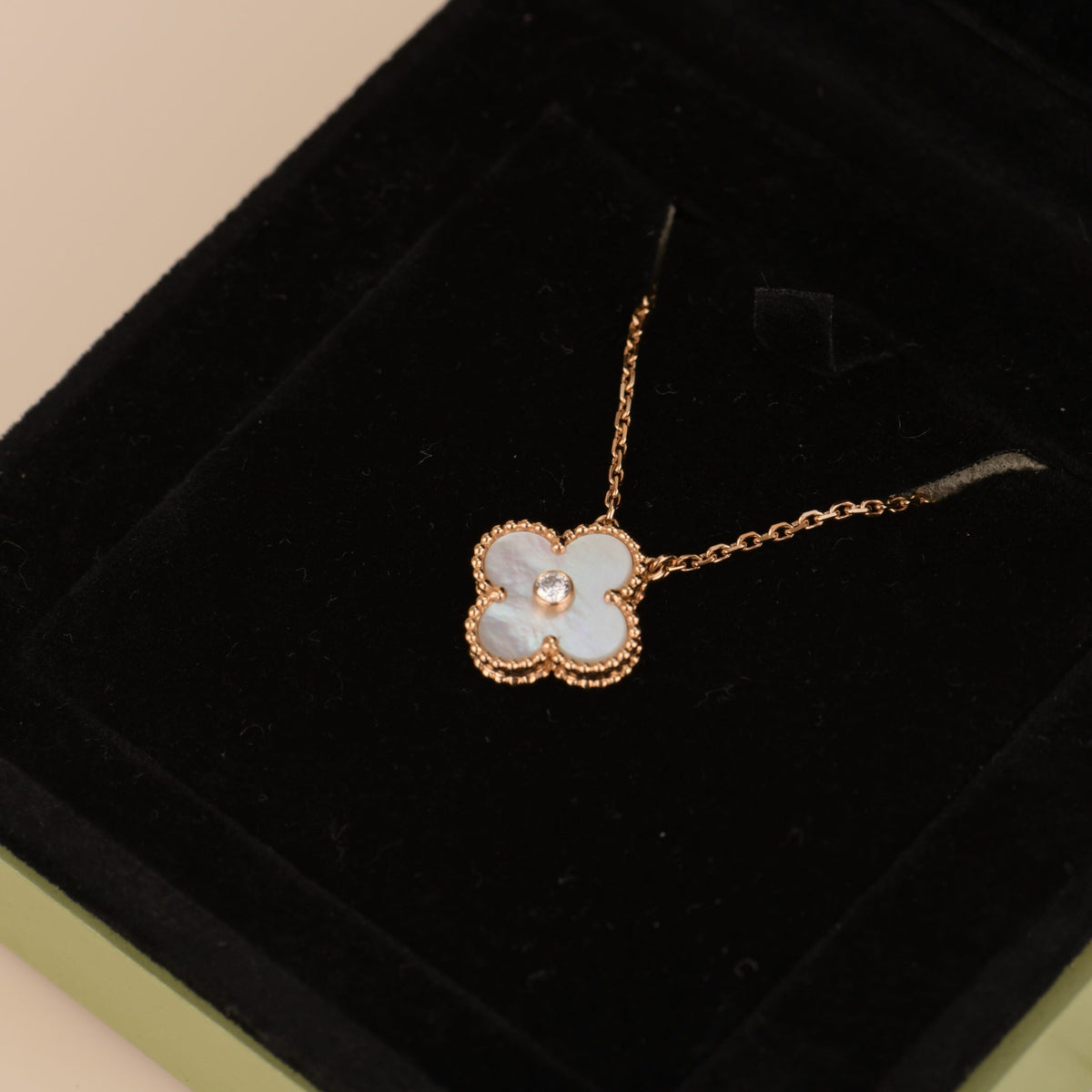 [Garvey ]CLOVER 15MM DIAMOND WHITE FRITILLARIA NECKLACE